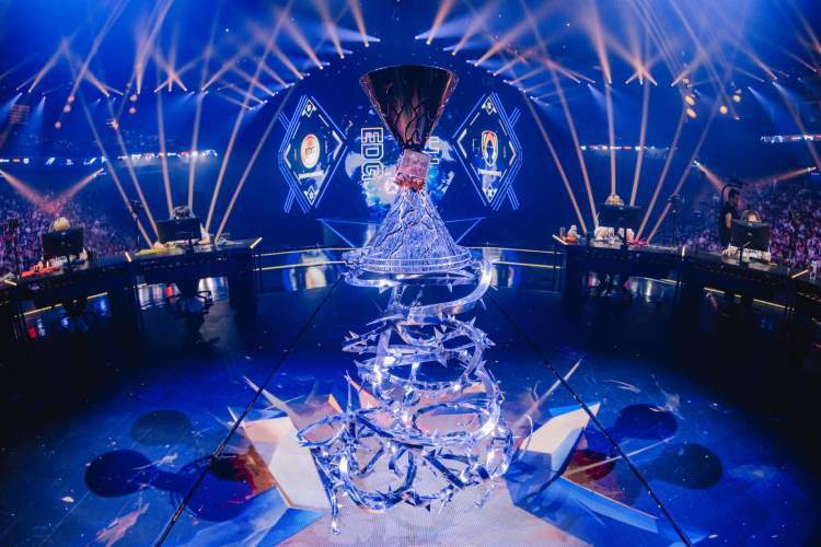 EDG轻取V5,Xiaohu关键团战开团秒人强强对话四强赛,引爆全场热议 EDG轻取V5,Xiaohu关键团战开团秒人强强对话四强赛,引爆全场热议