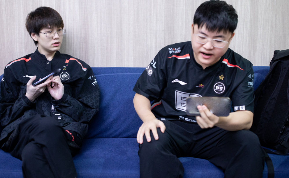 开云官网-EDG轻取HKA，Uzi团战一打五峡谷大战成都决赛之夜，锁定晋级资格